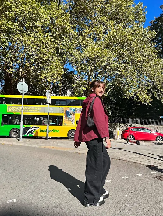 Kini sudah berada di Inggris, penyanyi yang merupakan putri dari pelawak kondang ini pun banyak membagikan momen keseruannya saat di Inggris. Seperti saat jalan-jalan di Bristol, Amanda Caesa terlihat tampil stylish saat beraktivitas. (Liputan6.com/IG/@amandacaesaa)