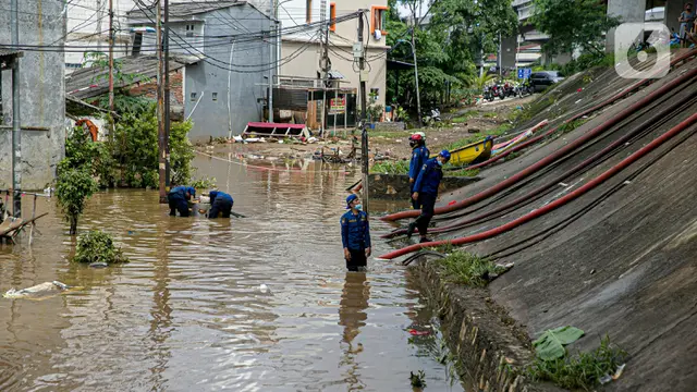 FOTO: Aksi Pemadam Kebakaran Sedot Air Banjir di Cipinang Melayu