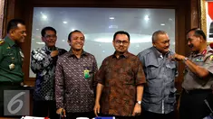 Menteri LHK (ad interim) Sudirman Said (tengah) usai berkoordinasi dengan sejumlah pihak di Kementerian LHK, Jakarta, Sabtu (5/9/2015). Pemerintah berupaya mengatasi kebakaran hutan dan lahan di Sumatera dan Kalimantan. (Liputan6.com/Yoppy Renato)