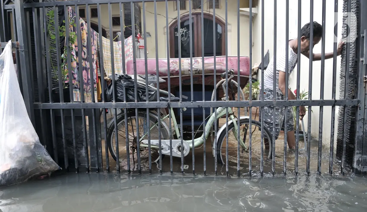 Banjir merendam permukiman warga tepat berada di belakang gedung AEON Mall Jakarta Garden City di Kayu Tinggi, Cakung, Jakarta, Selasa (25/2/2020). Aeon Mall Jakarta Garden City diserang sekelompok warga yang menuding mall sebagai penyebab permukiman mereka kebanjiran. (merdeka.com/Iqbal S Nugroho)
