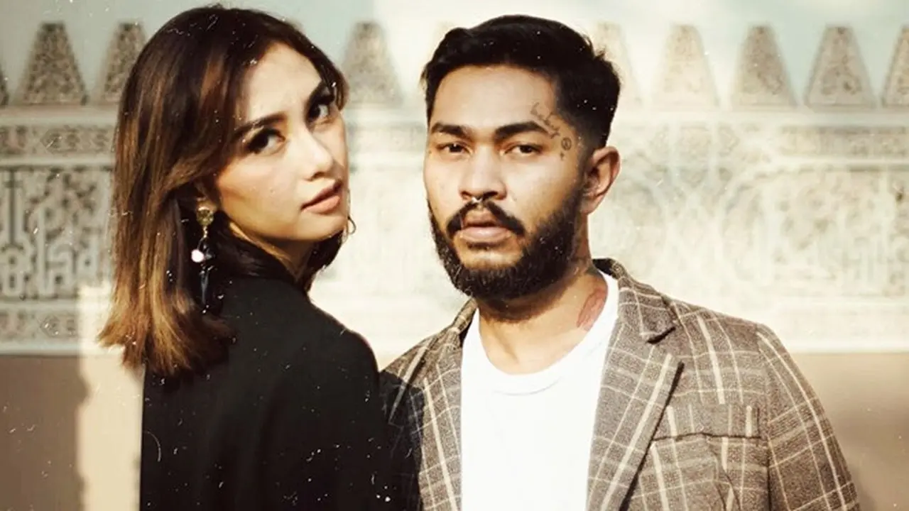 7 Potret Mesra Onadio Leonardo dan Sang Istri yang Tengah Hamil 8 Bulan