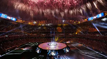 Suasana stadion Santiago Bernabeu saat merayakan keberhasilan Real Madrid raih gelar ke-12 Liga Champions di Madrid, Spanyol (4/6). Real Madrid menjadi juara usai mengalahkan Juventus 4-1 di Stadion Cardiff, Wales. (AP Photo/Francisco Seco)