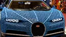Mobil Bugatti Chiron yang dibangun dari potongan-potongan mainan Lego dihadirkan dalam pameran Paris Motor Show, Selasa (2/10). Mobil Bugatti Chiron berwarna biru ini dibuat menggunakan lebih dari 1 juta blok Lego Technic. (AFP / ERIC PIERMONT)