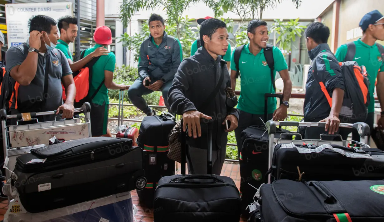 Gelandang Timnas Indonesia, Evan Dimas, bersama rekan-rekan tiba di Bandara Soekarno-Hatta, Banten, Sabtu (26/11/2016). Timnas Indonesia kembali usai bertanding pada Piala AFF 2016 di Filipina. (Bola.com/Vitalis Yogi Trisna)