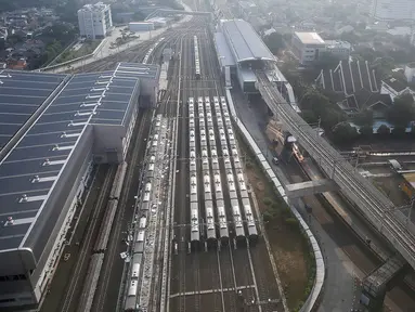 Suasana Depo MRT Lebak Bulus, Jakarta, Senin, (12/7/2021). PT MRT Jakarta (Perseroda) mewajibkan penumpang membawa dokumen perjalanan, termasuk Surat Tanda Registrasi Pekerja (STRP) untuk mendukung penerapan Pemberlakuan Pembatasan Kegiatan Masyarakat atau (PPKM) Darurat. (Liputan6.com/Johan Tallo)