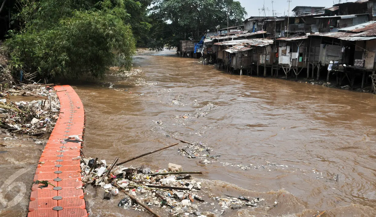 Kondisi sungai Ciliwung di kawasan Manggarai, Jakarta Selatan, Rabu (8/3). Hujan deras yang mengguyur kawasan Jabodetabek semalam membuat debit air di Ciliwung meningkat dan membawa sampah. (Liputan6.com/Yoppy Renato)