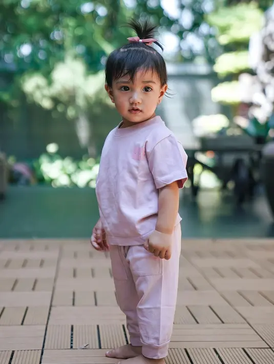 Unggahan foto tersebut telah disukai hampir 400 ribu warganet. Tidak sedikit yang menyebut anak kedua pasangan ini mirip dengan sang ayah versi cewek. [Instagram/_irishbella_]