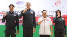 Ketua Umum PBVSI, Imam Sudjarwo (kedua kanan) berfoto bersama dengan kapten Timnas Bola Voli Pantai Putra, Mohammad Asyifa (kiri), kapten Timnas Bola Voli Indoor Putra, Hernanda Zulfi (kedua kiri), dan kapten Timnas Bola Voli Pantai Putri, Dhita Juliana saat pelepasan Timnas Bola Voli Indonesia untuk Asian Games 2022 Hangzhou di Padepokan Voli Jenderal Kunarto, Sentul, Bogor, Kamis (14/09/2023). (Bola.com/Bagaskara Lazuardi)