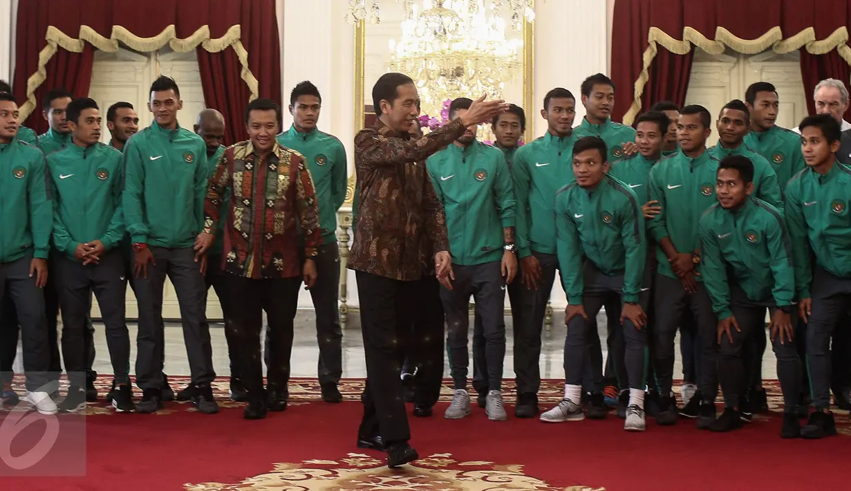 Presiden Jokowi mengajak punggawa Timnas Indonesia beserta tim sukses piala AFF untuk makan siang bersama di Istana Merdeka, Jakarta, Senin (19/12). Presiden Jokowi didampingi oleh Menpora Imam Nahrawi. (Liputan6.com/Faizal Fanani)