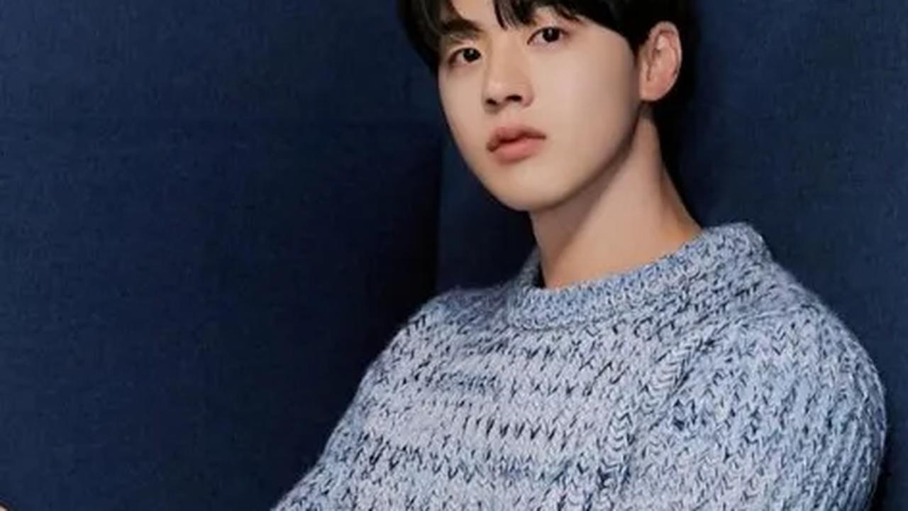 7. Kim Hyun Jin

Satu lagi aktor muda bertubuh jangkung yang berhasil mencuri perhatian penonton K-drama. Inilah Kim Hyun Jin yang sempat membintangi drama Cheer Up.