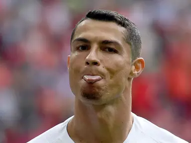 Pemain depan Portugal, Cristiano Ronaldo menjulurkan lidahnya dalam pertandingan Piala Dunia 2018 antara Portugal dan Maroko di Stadion Luzhniki, Moskow, Rusia, 20 Juni 2018. Ronaldo masuk dalam kandidat pemain terbaik FIFA 2018. (AFP PHOTO/YURI CORTEZ)