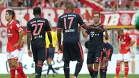 Para pemain Bayern Munchen saat merayakan kemenangan 3-0 atas Mainz 05, pada pertandingan lanjutan Bundesliga, di Stadion Allianz Arena, 26 September 2015. (AFP/Daniel Roland). 