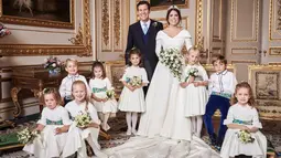 Gambar yang dirilis Istana Kensington pada 13 Oktober 2018, foto pernikahan Putri Eugenie dan Jack Brooksbank di Windsor Castle, Inggris. Putri Eugenie dan Jack Brooksbank berpose bersama flower boy dan flower girl. (Alex Bramall/Buckingham Palace via AP)