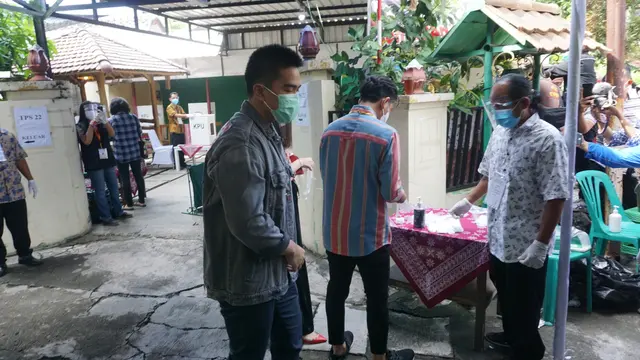 Kaesang Pangarep saat menemani calon Wali Kota Solo nomor urut 1, Gibran Rakabuming Raka di TPS di Pilkada 2020.