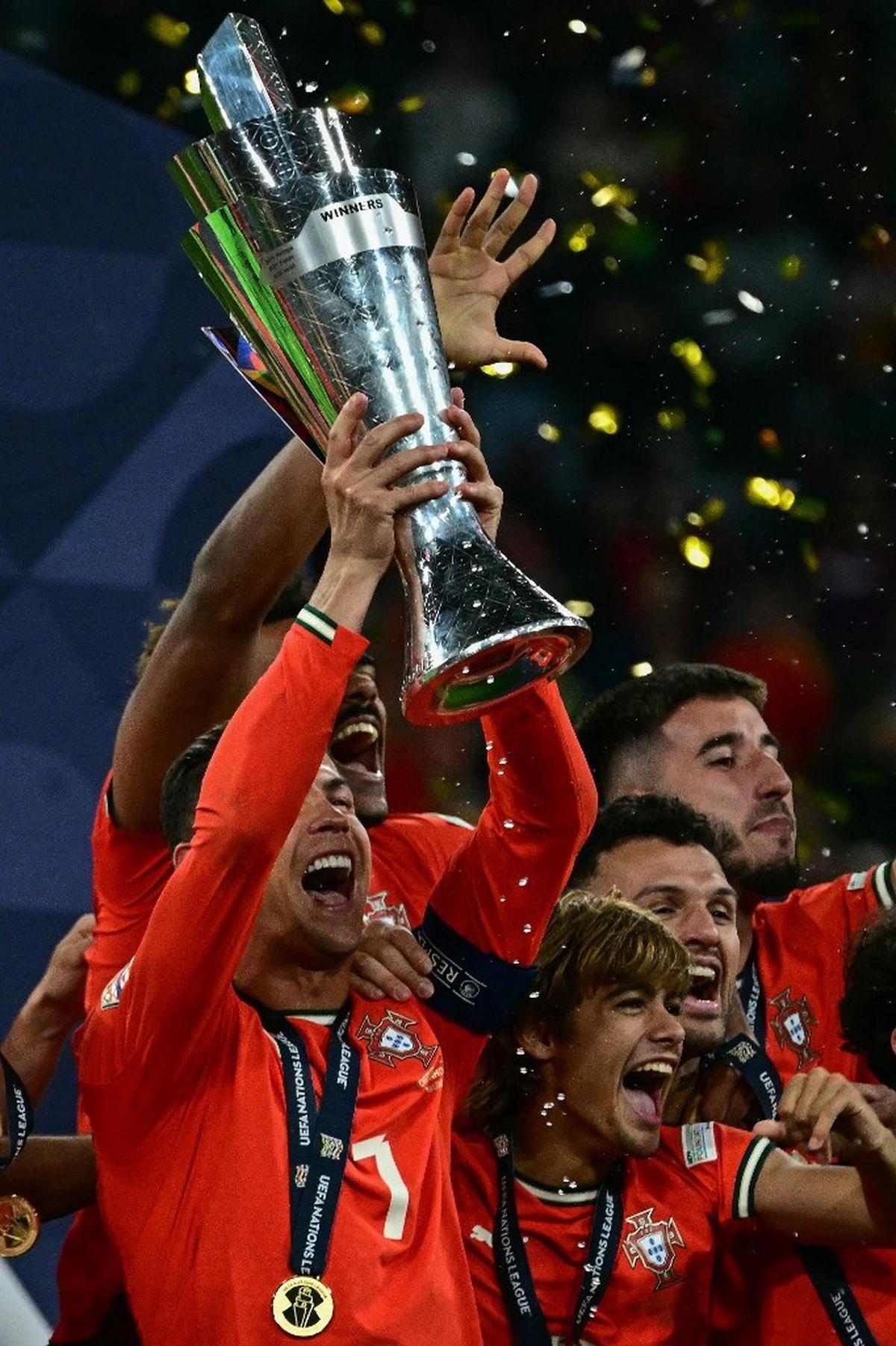 Cristiano Ronaldo Bawa Portugal Raih Juara UEFA Nations League di Umur 40 Tahun