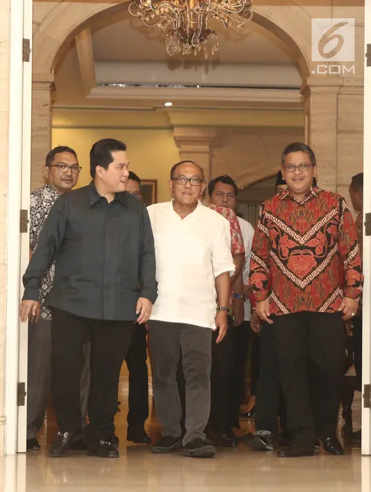 Ketua Tim Kampanye Nasional Jokowi-Ma'ruf Amin, Erick Thohir seusai memimpin pertemuan sembilan perwakilan partai pendukung koalisi dengan Ketua Dewan Pembina Partai Golkar, Aburizal Bakrie di Jakarta, Senin (8/10). (Liputan6.com/Herman Zakharia)