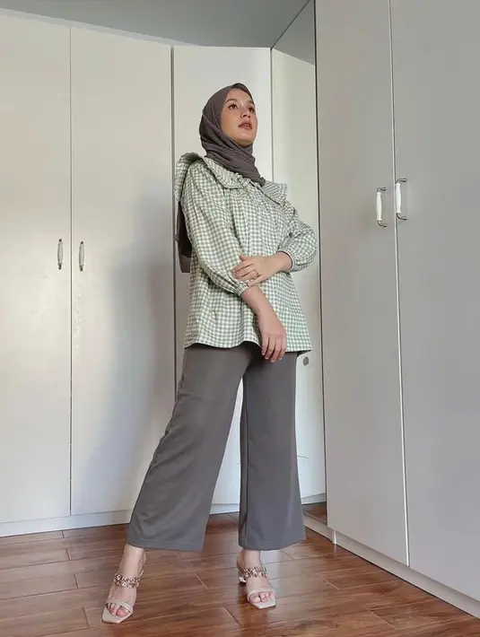 Opsi warna hijab tone gelap lainnya yang cocok dipadukan dengan baju hijau mint adalah dark grey. Seperti look selebgram Dwi Handayani ini. (Instagram/dwihandaanda).