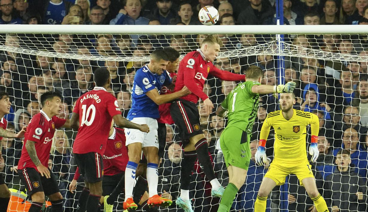 Jordan Pickford berusaha memanfaatkan tendangan sudut yang diperoleh ketika Everton tertinggal 1-2 oleh MU. (AP Photo/Jon Super)