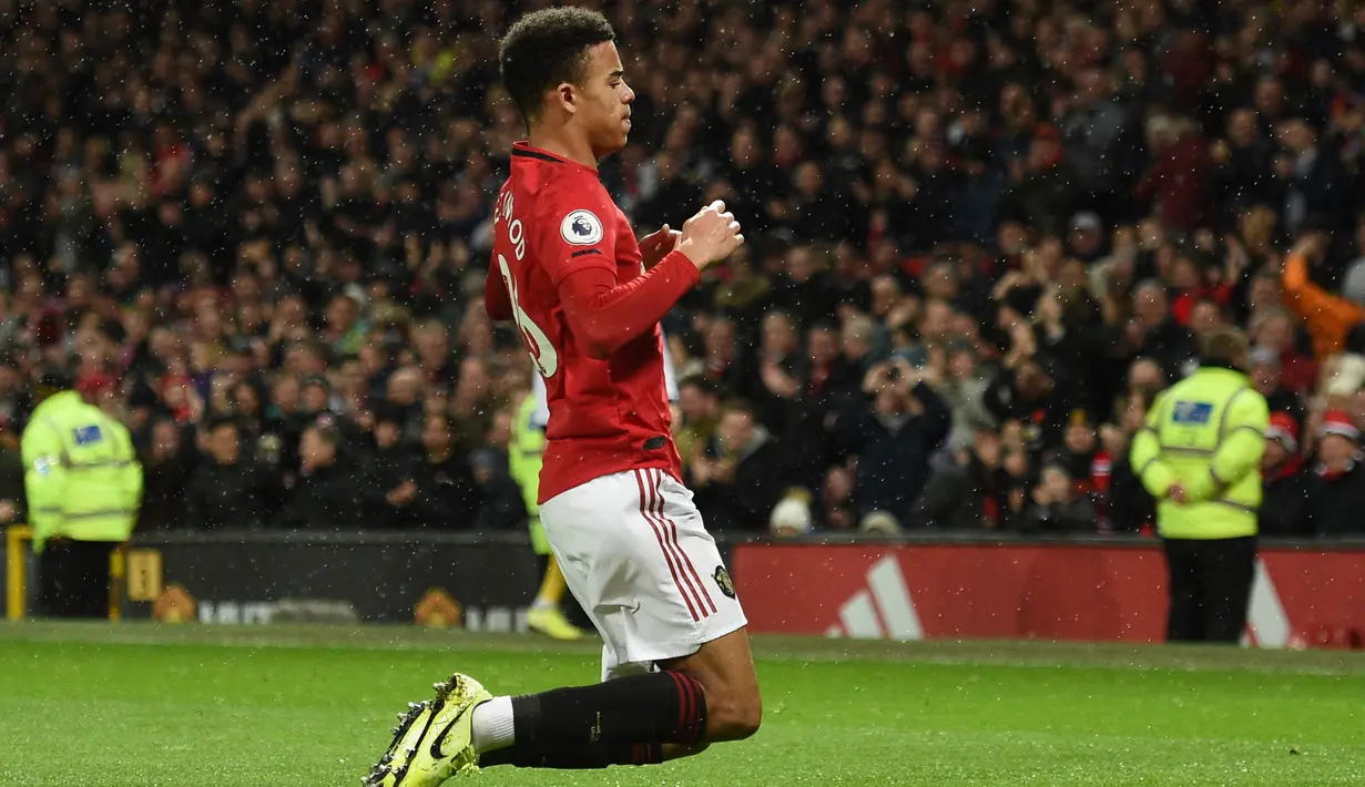 Gelandang Manchester United, Mason Greenwood berselebrasi usai mencetak gol ke gawang Norwich City pada pertandingan lanjutan Liga Inggris di Old Trafford (11/1/2020). MU menang telak 4-0 atas Norwich. (AFP/Oli Scarff)