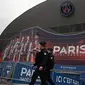 Polisi berjalan melewati stadion Parc des Princes sehari sebelum pertandingan leg kedua babak 16 besar Liga Champions antara PSG melawan Borussia Dortmund di Paris, Selasa (10/3/2020). Pertandingan akan dimainkan tanpa penonton karena mencegah penyebaran virus corona. (AP Photo/Thibault Camus)