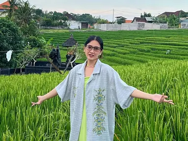 Bagi penggemar FTV, tentu sudah familiar dengan sosok Nadya Arina. Sudah berakting sejak tahun 2015, hingga saat ini sudah puluhan judul FTV ia bintangi. Di layar lebar beberapa kali ia menjadi pemeran utama, baik itu film yang mengambil latar belakang di Indonesia, hingga luar negeri. (Liputan6.com/IG/@nadyaarina)
