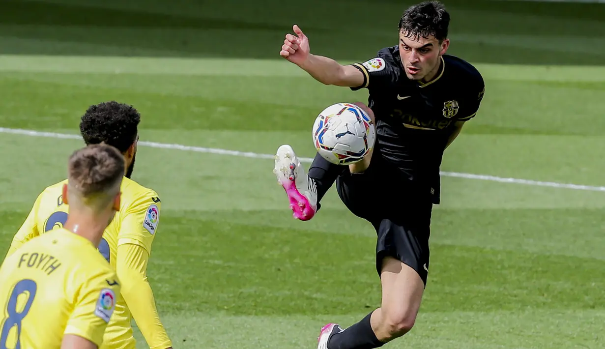 Gelandang Barcelona, Pedri (kanan) mengontrol bola di depan dua pemain Villarreal dalam laga lanjutan Liga Spanyol 2020/2021 pekan ke-32 di The Ceramica Stadium, Villarreal, Minggu (25/4/2021). Barcelona menang 2-1 atas Villarreal. (AP/Alberto Saiz)