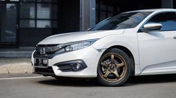 DnZ Wheels merupakan brand velg kepunyaan YouTuber kondang Garasi Drift. Inisial nama Dipo dan Ziko menjadi merek velg bertema racing look ini. Saat ini DnZ Wheels sudah memiliki empat model, yaitu Roku, Type-1, Tormenta, dan Groza. Masing-masing velgnya memiliki spesifikasi yang berbeda-beda. (Source: dnzwheels.co)