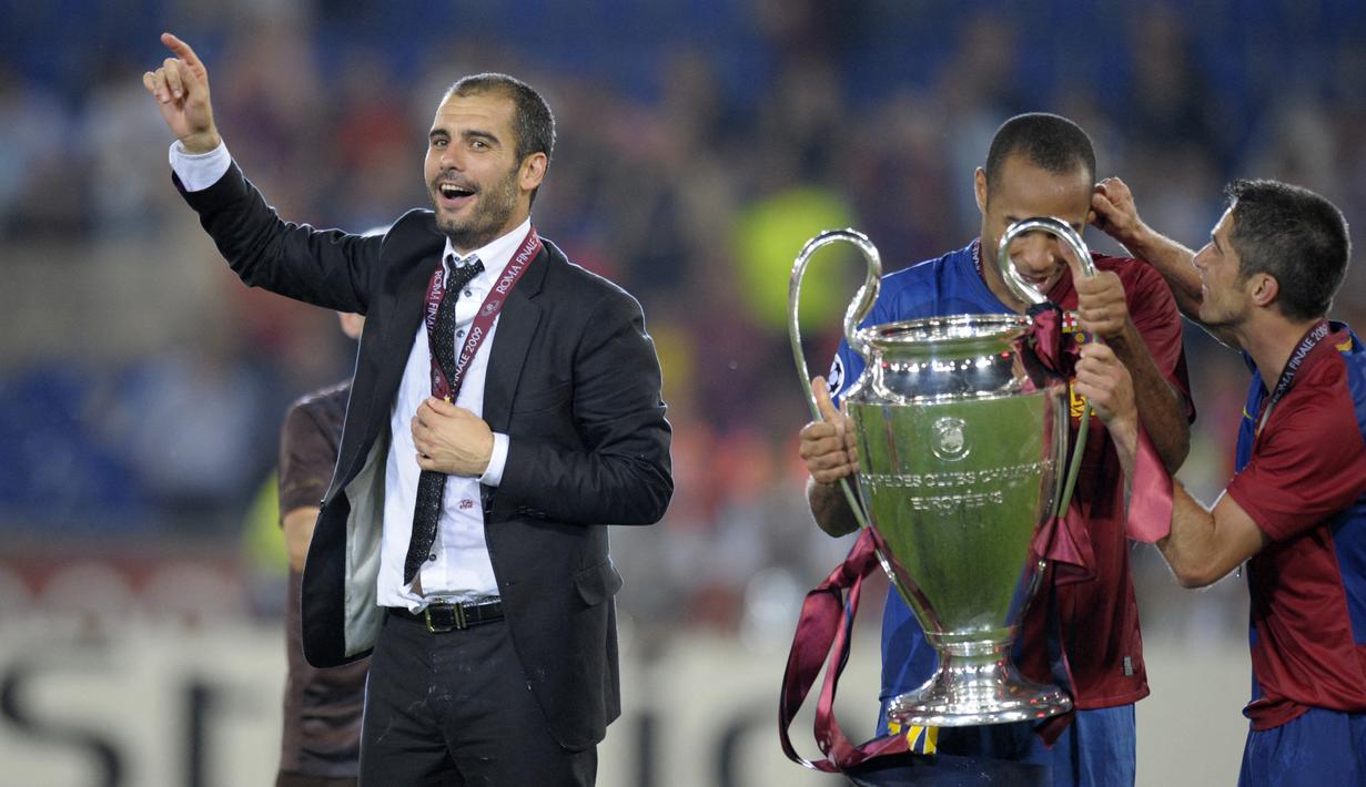 Selebrasi pelatih Barcelona, Pep Guardiola bersama para pemainnya dengan trofi Liga Champions 2008/2009 setelah mengalahkan Manchester United 2-0 pada laga final di Olympic Stadium, Roma (27/5/2009). (AFP/Lluis Gene)