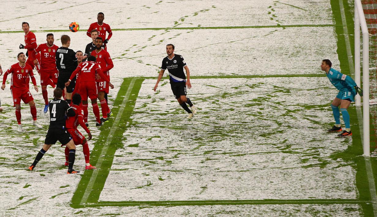 Bek Arminia Bielefeld, Amos Pieper (2) menyundul bola yang berbuah gol kedua timnya ke gawang Bayern Munich dalam laga lanjutan Liga Jerman 2020/21 pekan ke-21 di Allianz Arena, Munich, Senin (15/2/2021). Arminia Bielefeld bermain imbang 3-3 dengan Bayern Munich. (AFP/Adam Pretty/Pool)