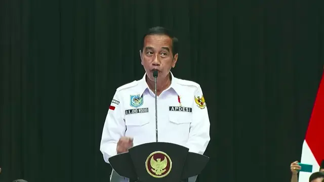 Presiden Jokowi saat menyampaikan pidato di forum Asosiasi Pemerintah Desa Seluruh Indonesia (Apdesi) di Istora Senayan, Jakarta. (Istimewa)