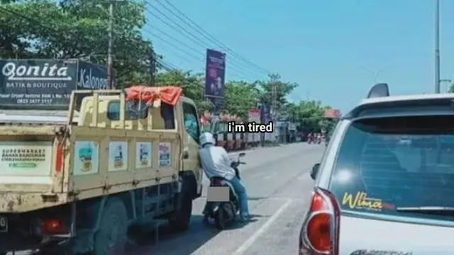 7 Meme Orang Lelah dengan Keadaan Ini Turut Bikin Sedih