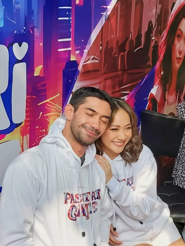 Momen mesra Reza Rahadian dan BCL
