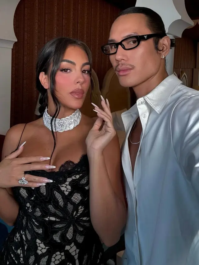 Selain Pamer Cincin Tunangan Ronaldo, Georgina Rodriguez Curi Atensi dengan Bright Under Eye Makeup Look