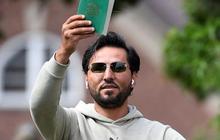 FOTO: Pria Pembakar Alquran di Swedia Kembali Berulah, Kini Injak-Injak Kitab Suci di Depan Kedubes Irak