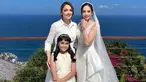 Ini adalah foto kebersamaan Reisa Broto Asmoro dan kakaknya saat pernikahan kakaknya Agustus 2023. Sebut Dea dengan sebutan kakak, beberapa netizen kaget karena Dea Tunggaesti tampak awet muda. Tak hanya cantik, kakak adik yang terpaut usia 3 tahun ini juga berprestasi. Reisa adalah seorang dokter, sementara Dea Tunggaesti adalah seorang pengacara dan politisi. (Liputan6.com/IG/@reisabrotoasmoro)