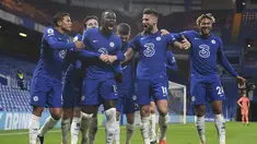 Bek Chelsea, Kurt Zouma (ketiga kiri) berselebrasi bersama rekan-rekannya usai mencetak gol ke gawang Leeds United pada pertandingan lanjutan Liga Inggris di Stamford Bridge di London, Inggris, Minggu (6/12/2020). Chelsea menang 3-1 atas Leeds United. (Mike Hewitt, Pool via AP)