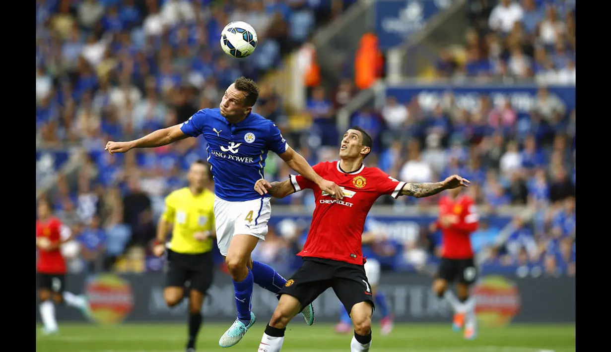 Gelandang Manchester United, Angel Di Maria (kanan), berebut bola dengan Danny Drinkwater (Leicester City), di laga lanjutan Liga Primer Inggris di Stadion King Power, (21/9/2014). (REUTERS/Darren Staples)