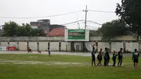Lapangan Persebaya tergenang air akibat hujan deras, Senin (29/4/2019). (Bola.com/Aditya Wany)