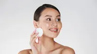 woman removing makeup/copyright freepik/drobotdean