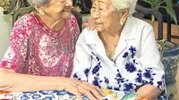 Nena dan Tining adalah dua orang nenek yang telah bersahabat selama 80 tahun lamanya. (Foto: inquirer.net)