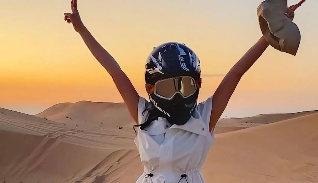 Saat berada di Abu Dhabi, Uni Emirat Arab, ia pun mengungujungi sebuah gurun. Seru sambil bermain pasir dan berkeliling dengan mobil, momen keseruannya ini pun banyak mencuri perhatian netizen. Banyak netizen pun yang tertarik dan berharap bisa liburan ke gurun seperti yang dilakukan oleh Raline Shah. (Liputan6.com/IG/@ralineshah)