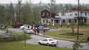 Para warga berada diluar rumah untuk melihat seberapa parah kerusakan yang diakibat tornado yang menyapu beberapa kota di selatan Amerika Serikat, Senin, (28/4/14). (REUTERS/Lauren Wood)