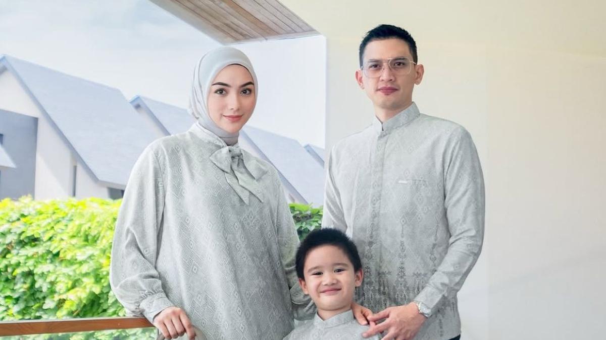 Inspirasi Gaya Lebaran Modis dengan Bahan Nyaman, Dari Gamis Flowy Raisa hingga Abaya Satin Nikita Willy