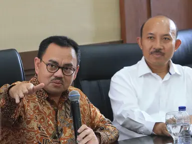 Menteri Energi dan Sumber Daya Mineral (ESDM) Sudirman Said (kiri) memberikan keterangan pers di Kantor Kementerian ESDM, Jakarta, (24/3). Kementerian ESDM membuka ruang perpanjangan kontrak kerjasama dengan Inpex Corporation. (Liputan6.com/Angga Yuniar)