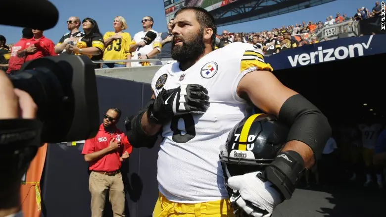 Alejandro Villanueva, pemain NFL dari klub Pittsburgh Steelers, memutuskan untuk tetap berdiri dan memberikan salut di sudut stadion saat Star Spangled Banner diputar. Pada saat yang sama, rekan setimnya mendekam di dalam ruang ganti (AFP)