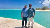 Miliarder Rusia Anton Bakov bersama anggota perlemen Kiribati, Emil Schutz (Maria Bakov/The Guardian)