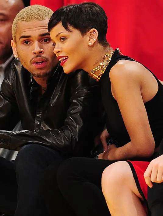 Selain itu, dari pihak Chris Brown sendiri pun masih memiliki rasa cinta pada Rihanna. Tak heran kalau ia masih terus berusaha kembali dengan berbagai hal, salah satunya mengomentari unggahan Rihanna di Instagram. (AFP/Robyn Beck)