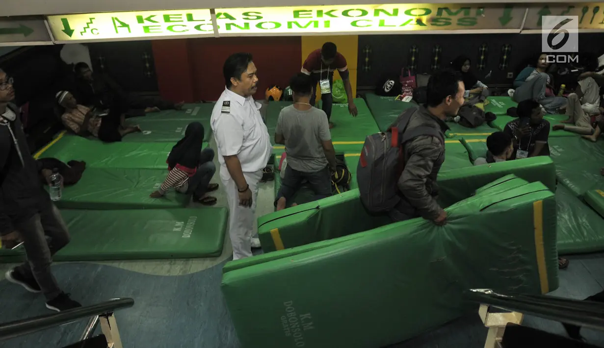Pemudik menyiapkan kasur yang disediakan oleh pihak KM Dobonsolo tujuan Tanjung Emas Semarang di Terminal Nusantarapura, Pelabuhan Tanjung Priok, Jakarta, Kamis (30/5/2019).  (merdeka.com/Iqbal S. Nugroho)