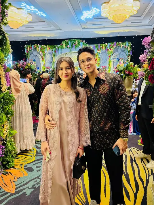 Zoe Abbas Jackson hadir bersama kekasihnya, Antonio Blanco, dengan tampilan yang selaras dan tetap mengusung sentuhan tradisional.  [@zoeabbas]