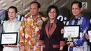 Menteri Keuangan Sri Mulyani (dua kanan) foto bersama dengan sejumlah penerima penghargaan Wajib Pajak 2019 di Jakarta, Rabu (13/3). Pada 2018, realisasi penerimaan pajak Kanwil DJP Wajib Pajak Besar mencapai Rp 418,73 triliun. (Liputan6.com/JohanTallo)